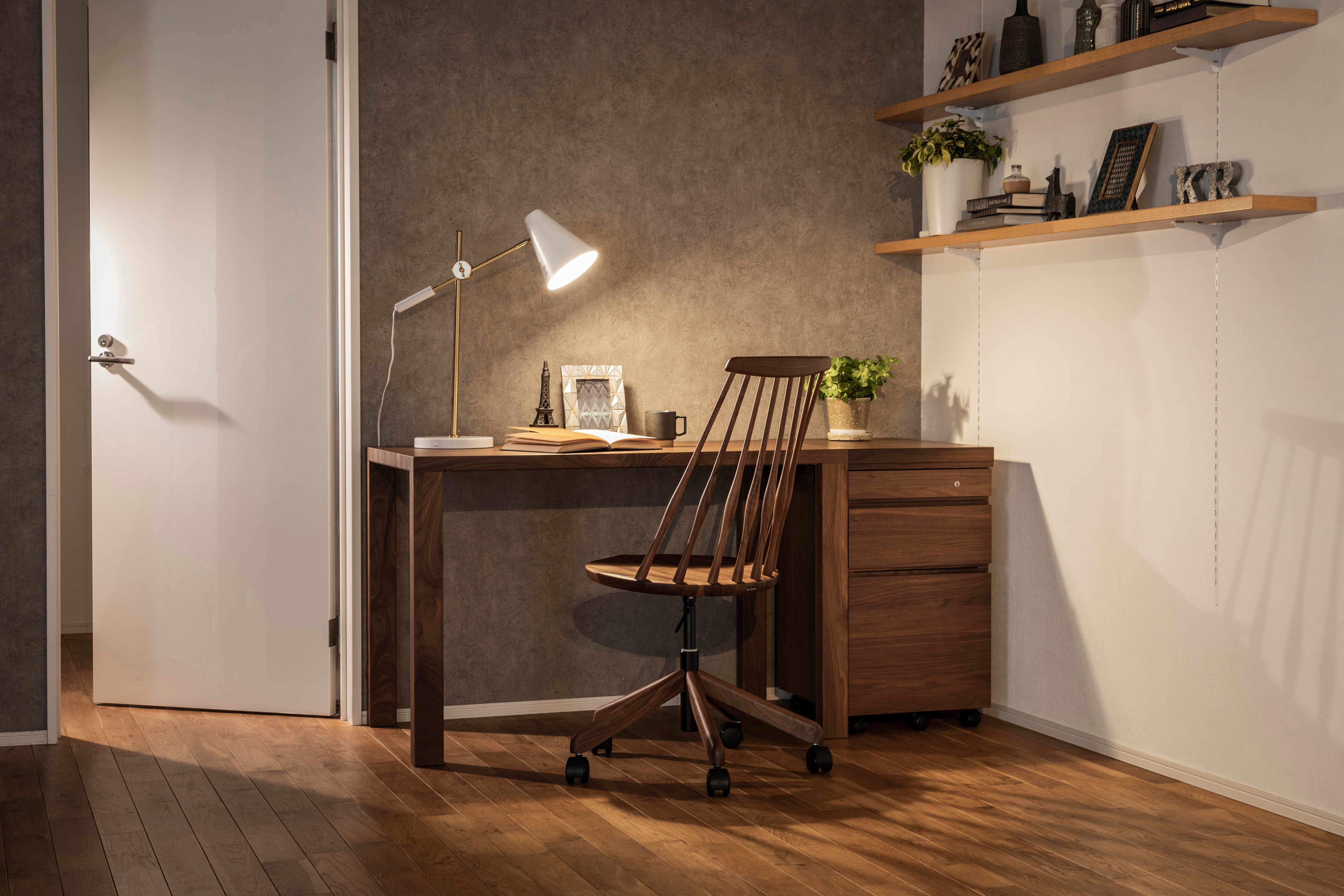 個人部屋で仕事が捗るデスク
