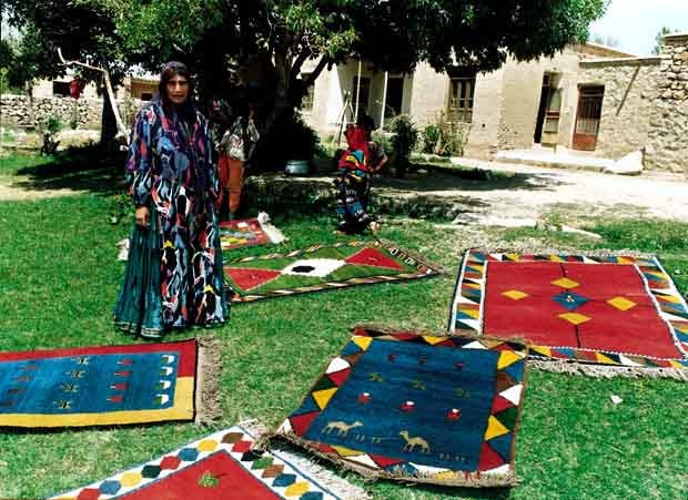イランの遊牧民が手織りで織り上げる、世界にひとつだけの絨毯です。