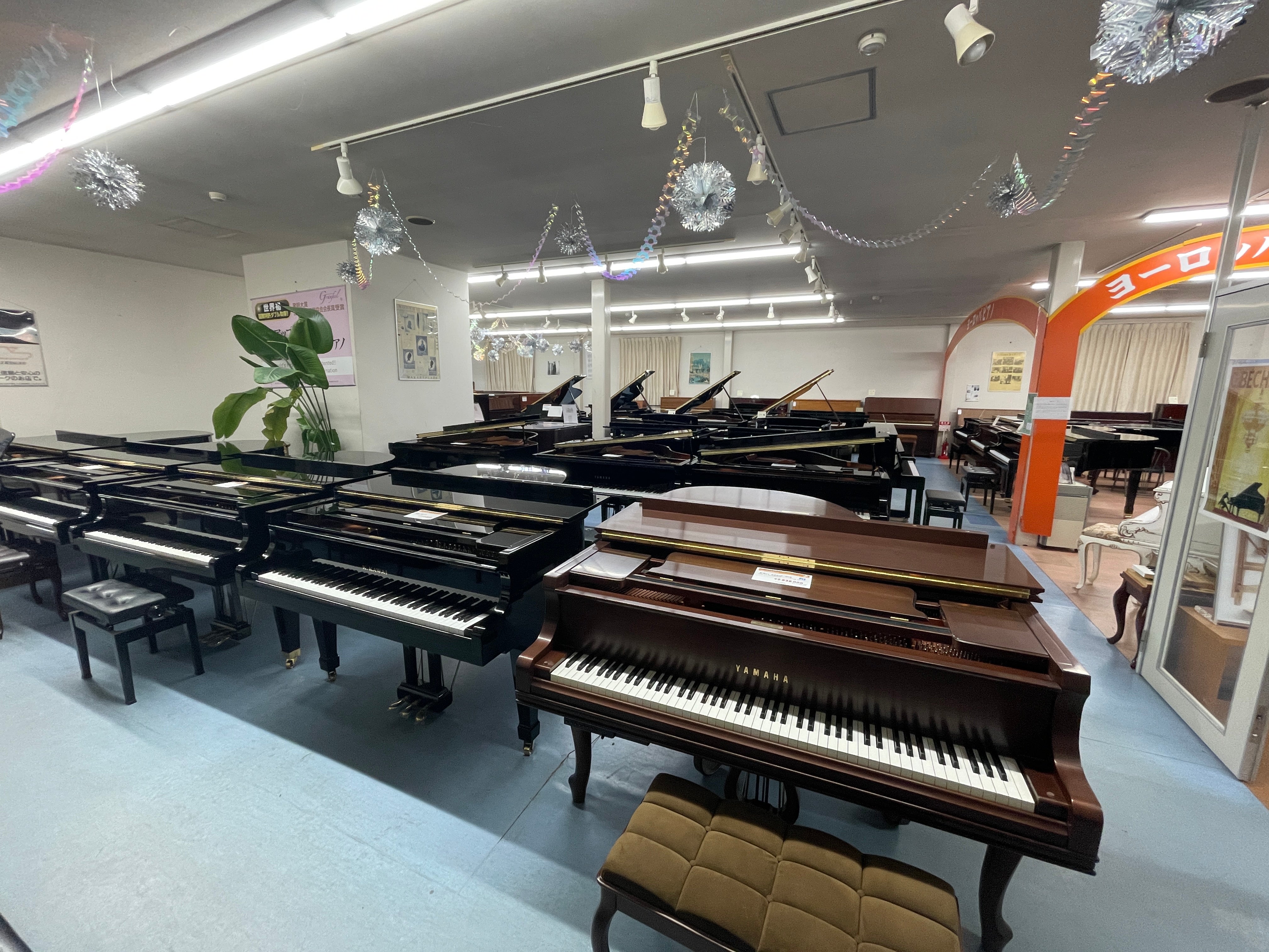 ピアノが常時約150台！！電子ピアノも20機種以上の展示と圧巻の環境の中、じっくりとピアノを選んでいただけます！！