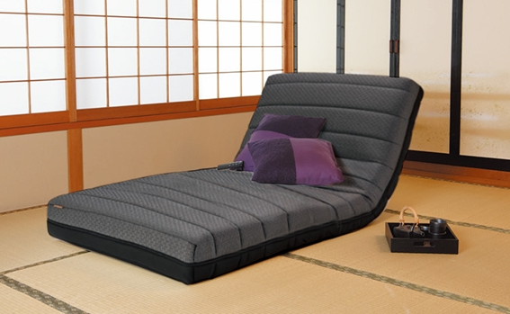 リクライニング機構を内蔵しており、リモコンで背上げや脚上げの操作ができるマットレスです。
眠るときだけでなく、テレビを観る、本を読むなどのリラックスタイムにも。