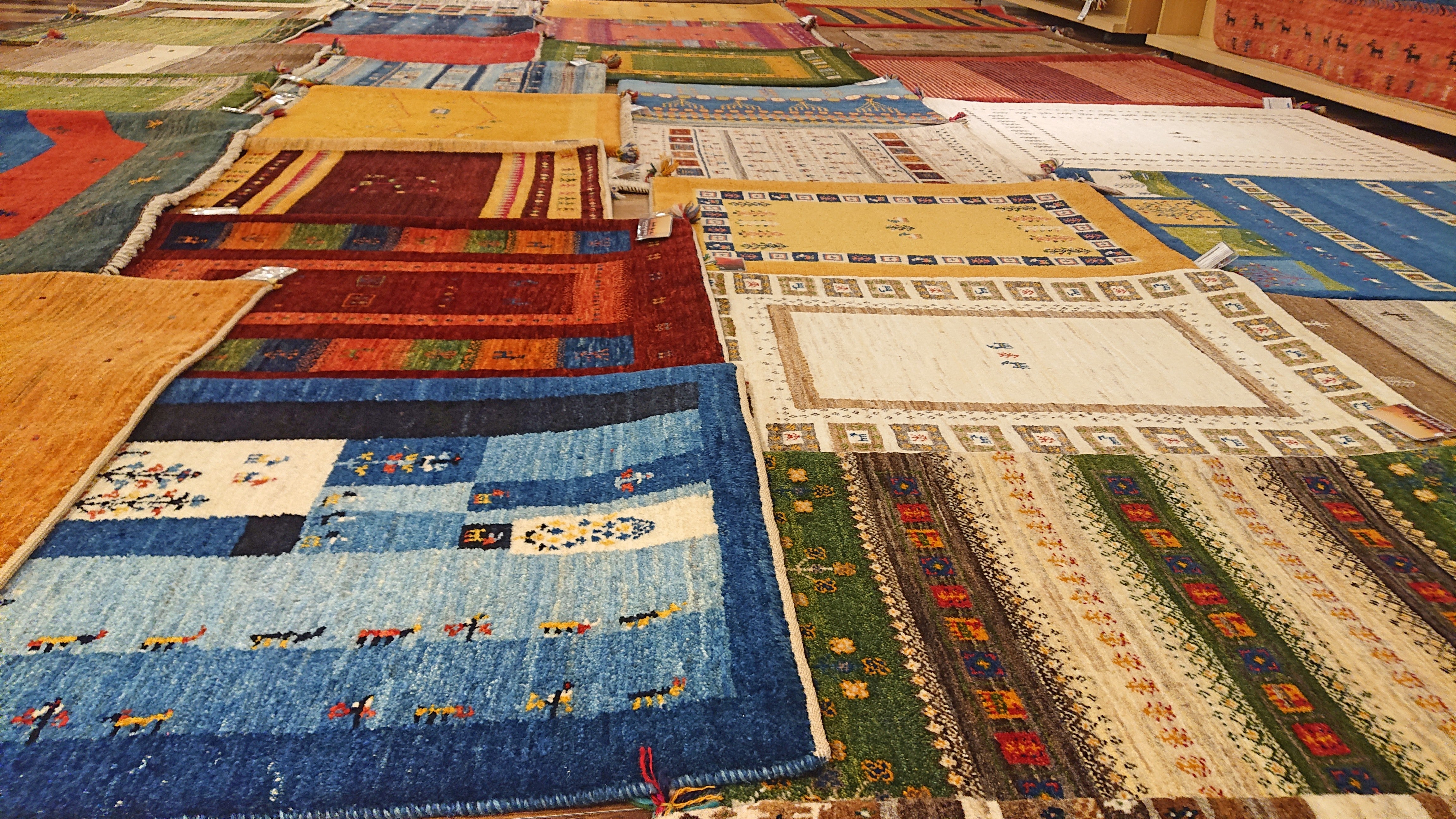 遊牧民が織る心和らぐ絨毯。ペルシャギャッベ