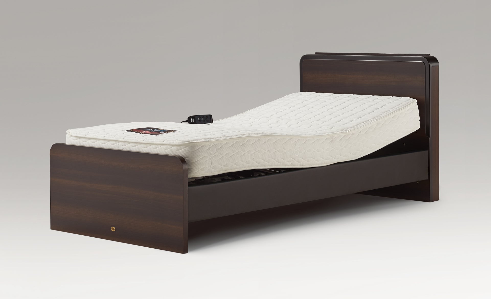 シンプルなものから高機能な物まで、電動ベッドも3種類展示致します！