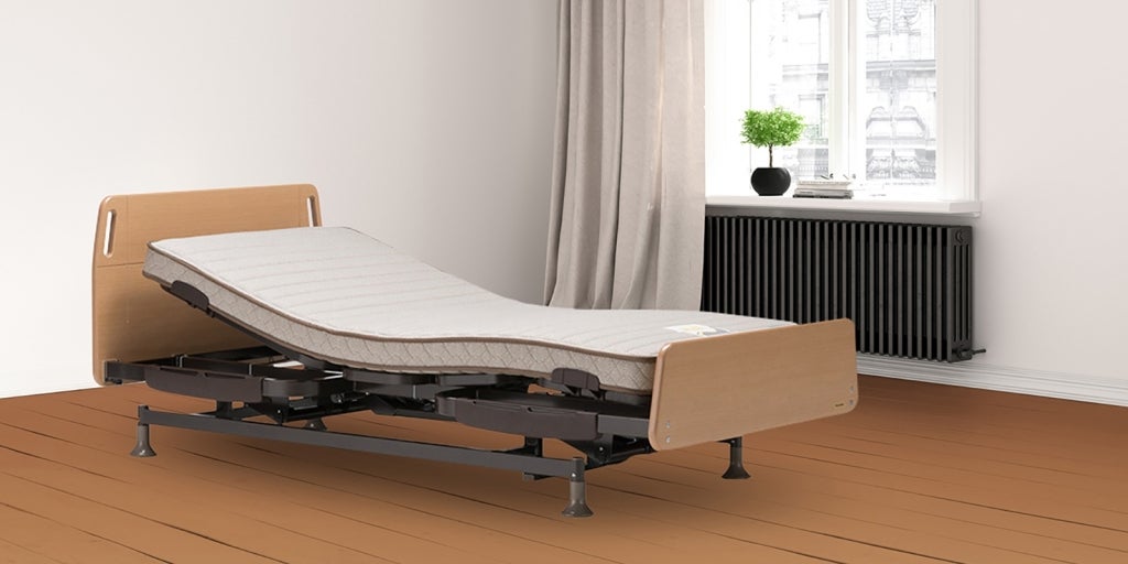 安全性を高めた低床設計の電動ベッド