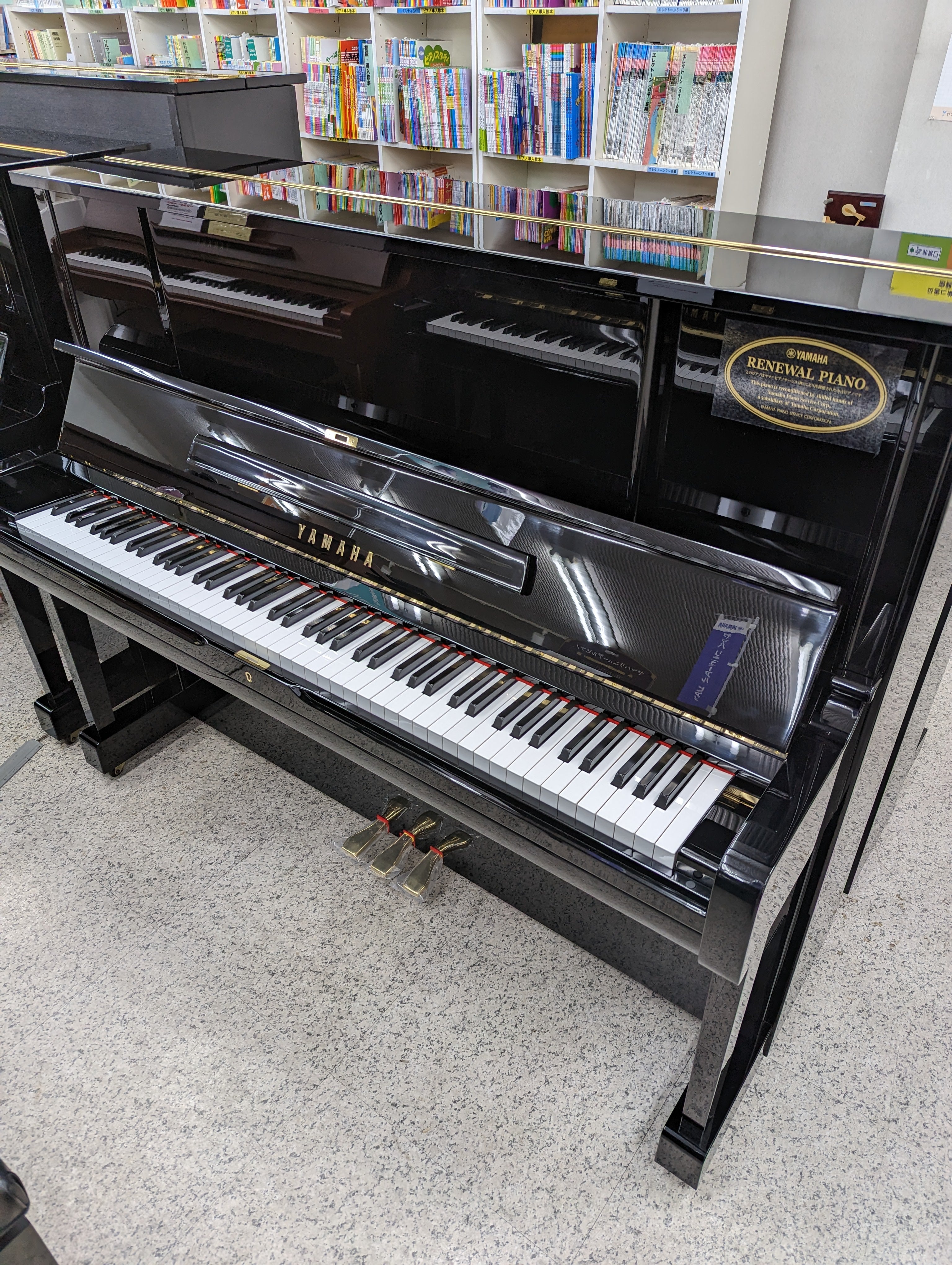 ヤマハリニューアルピアノ！
ヤマハUXシリーズ高さ121cm,人気の交叉状X支柱！
非常に人気の高いX型モデルです！！