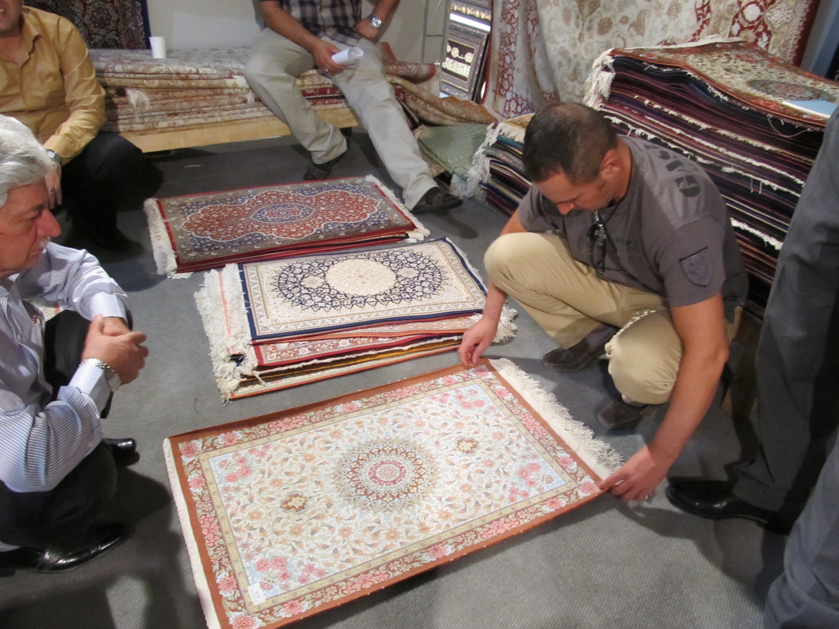 ペルシャ（イラン）現地にて弊社イラン系担当社員（右）が絨毯を1枚1枚チェックしている光景です