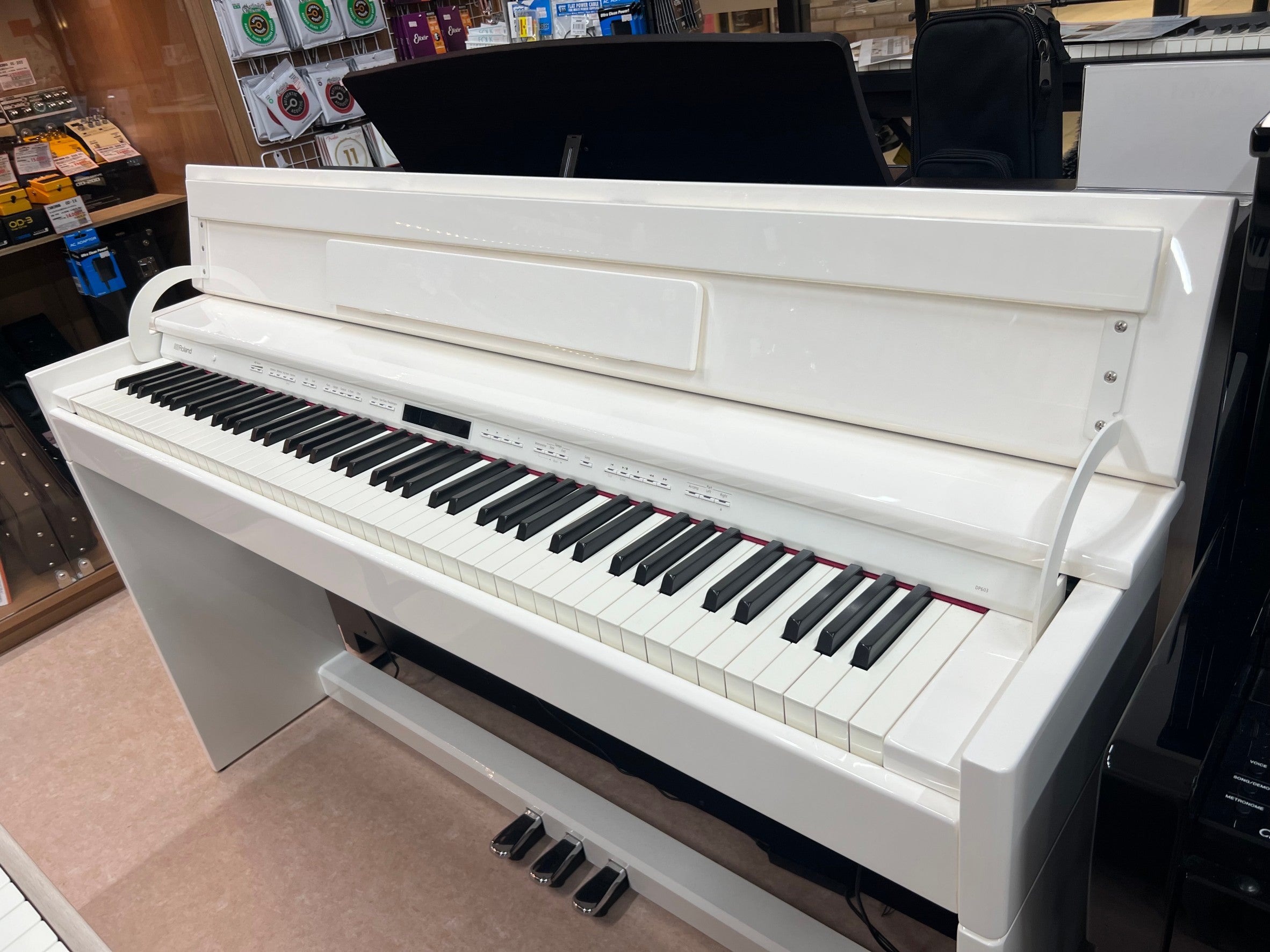 ローランド DP603PWS(白塗鏡面艶出塗装仕上)
展示現品価格 220,000円（税込）