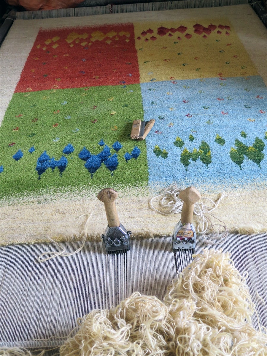 良質なウールと草木染めで作られた絨毯