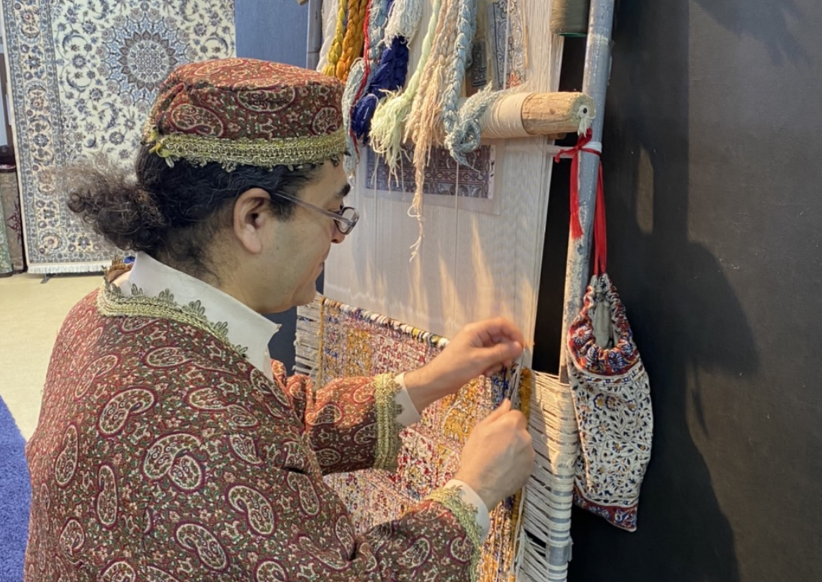 本場イラン人による絨毯制作