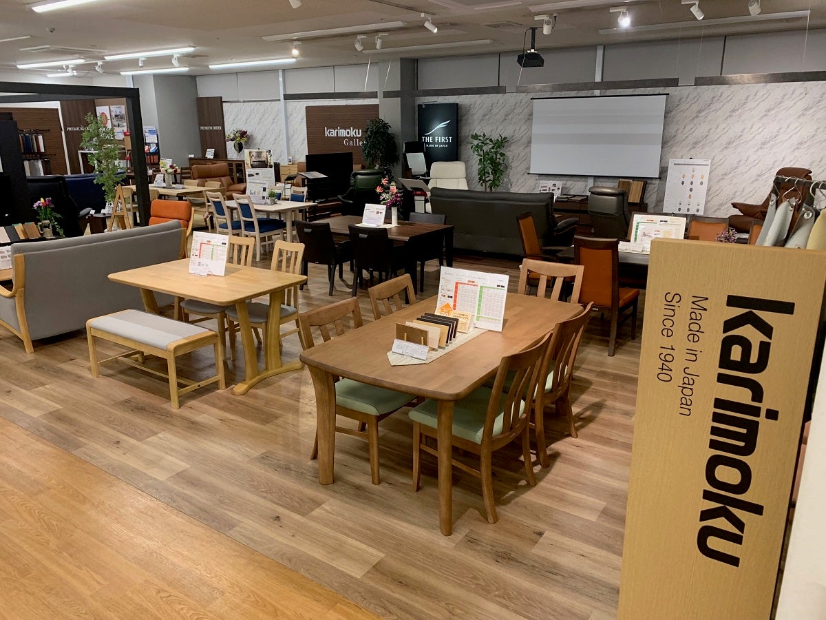 カリモク家具公認の栗田家具のカリモクギャラリーはエリアが広く、展示が豊富！