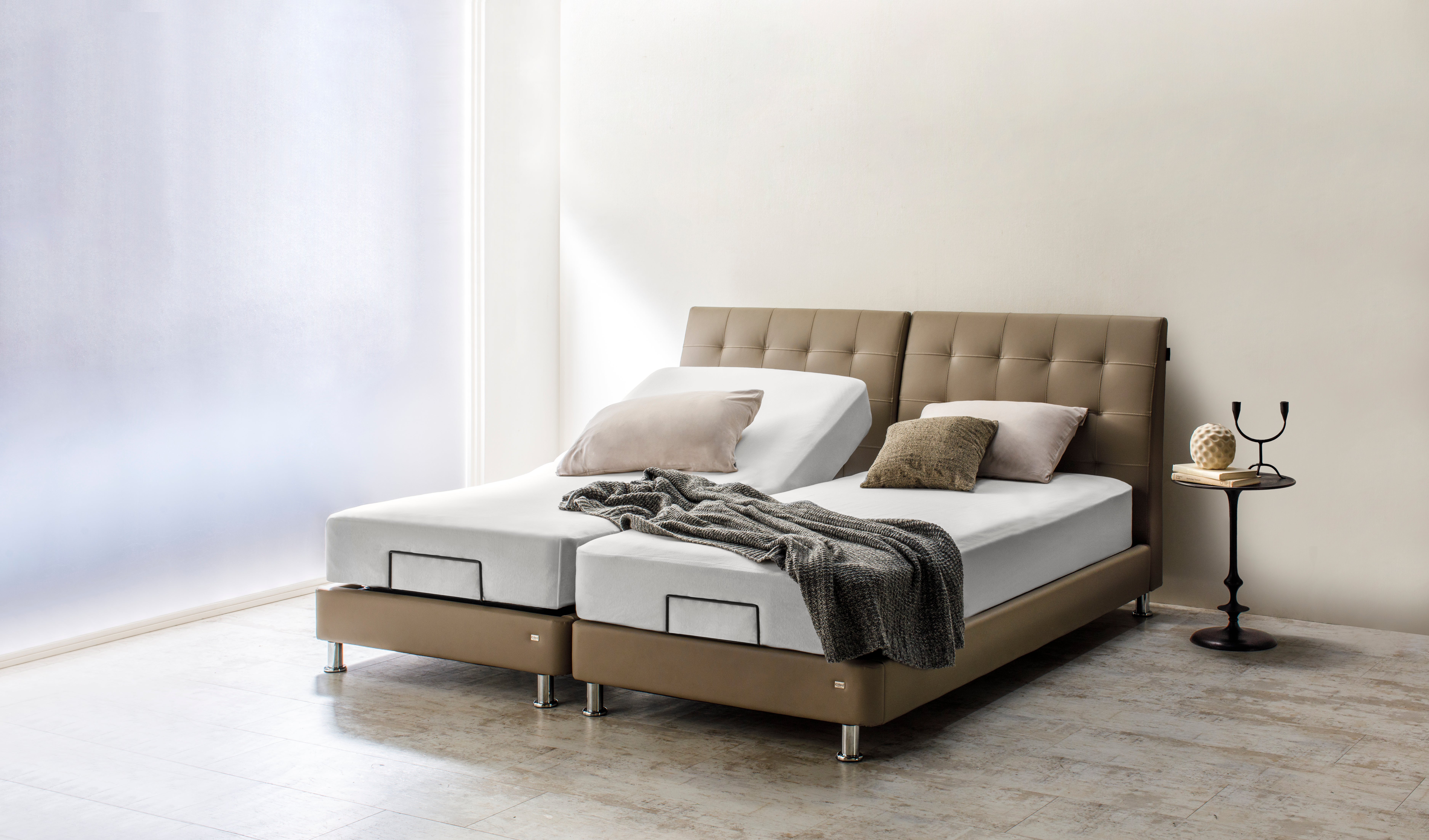 フランスベッド製品のベッド床板を電動ユニットに変えるだけで
電動リクライニングベッドに変えられます！