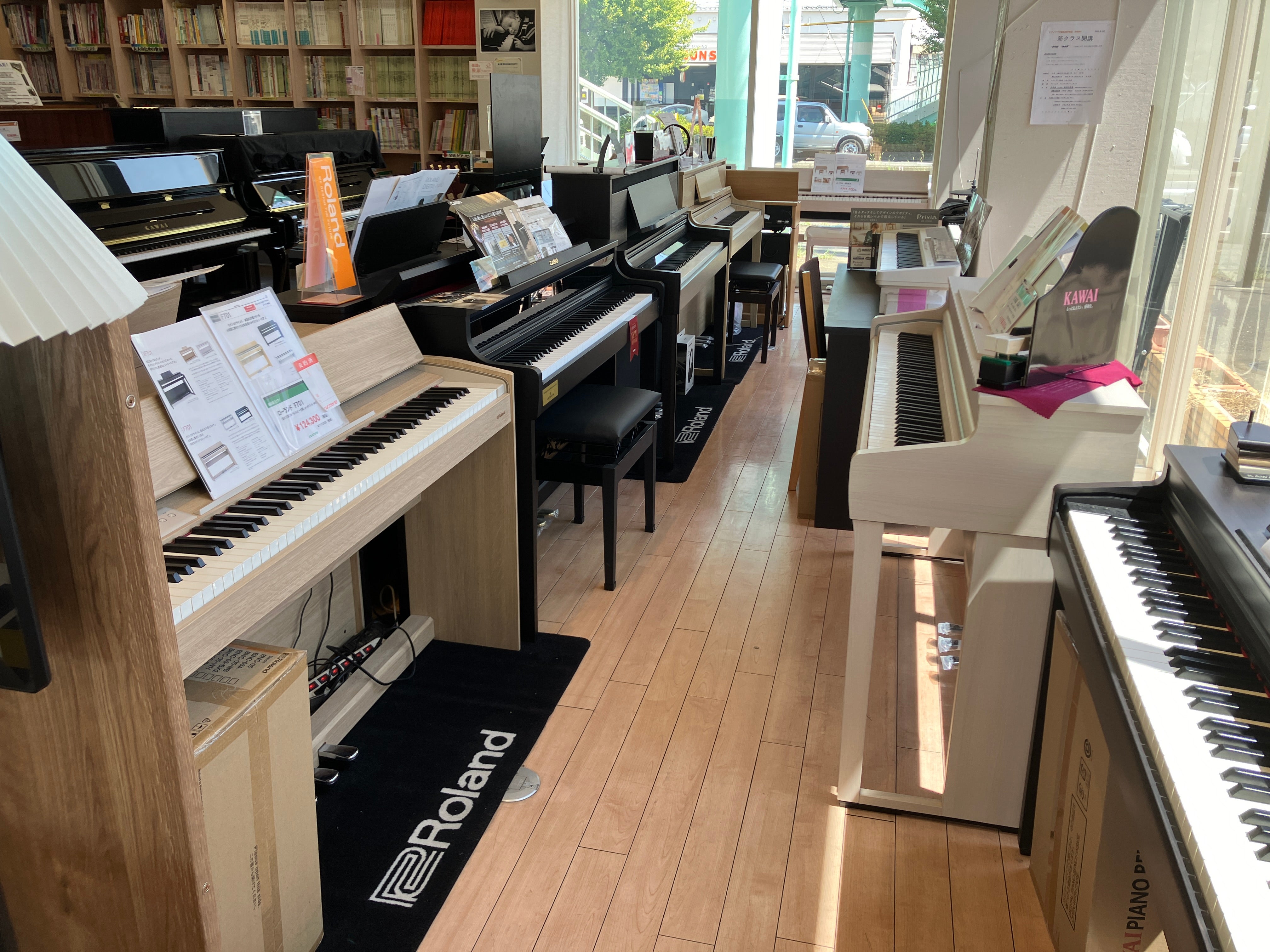 電子ピアノからアコースティックピアノまで、様々なピアノを多数展示！！