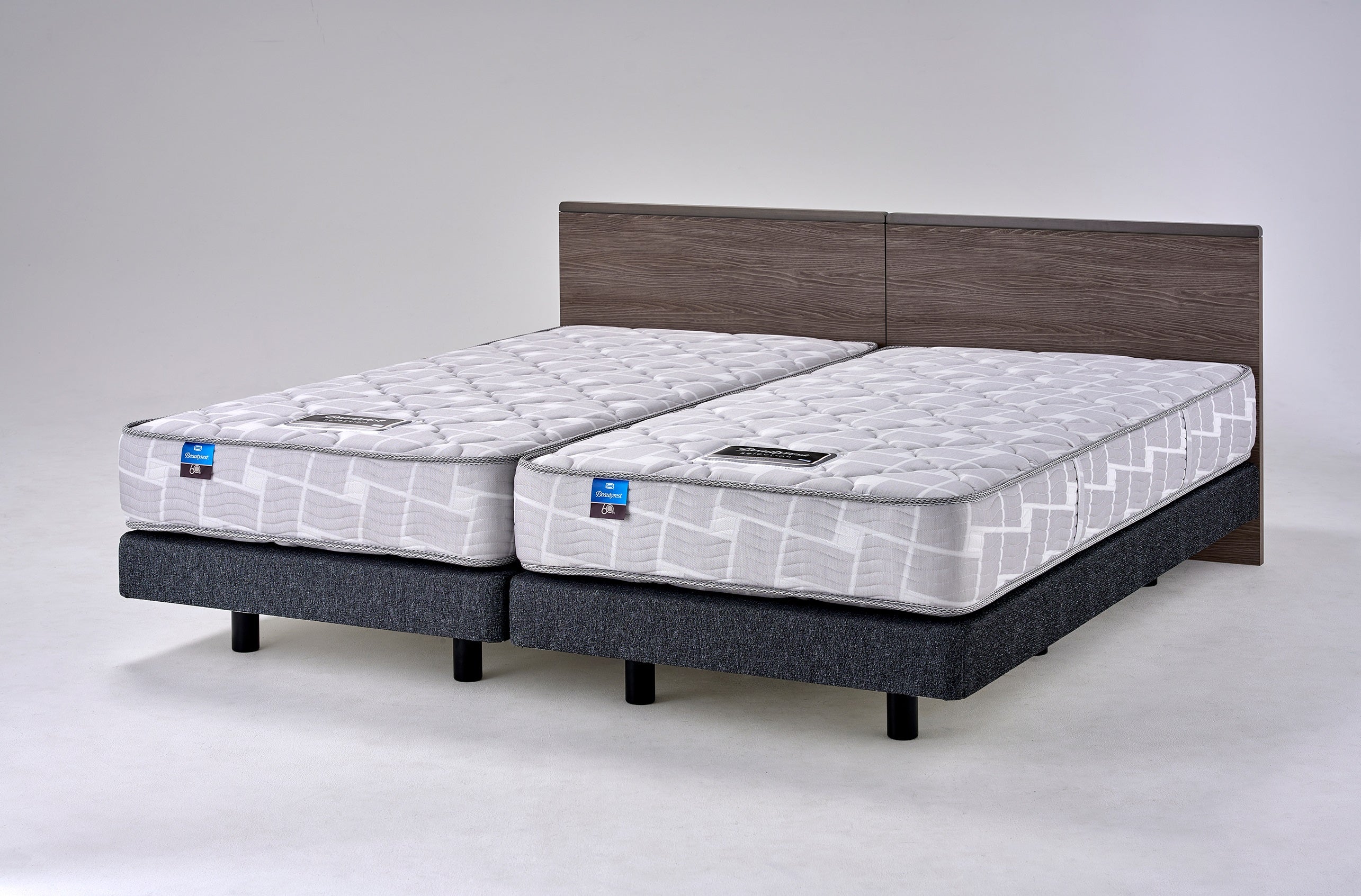 フラット２２
シングルツイン　6.5インチポケットコイルマットレス付き
W98×L201×HB85ｃｍ
税込み220,000円(2台)
