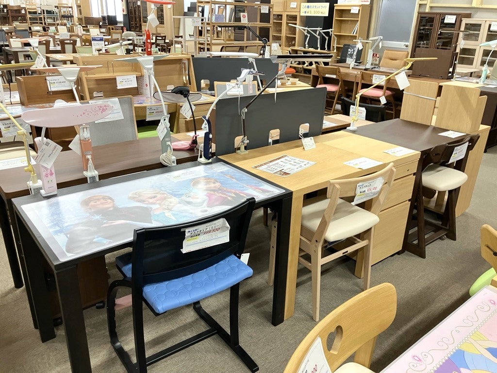 学習デスク・チェアは年間を通して展示があります。