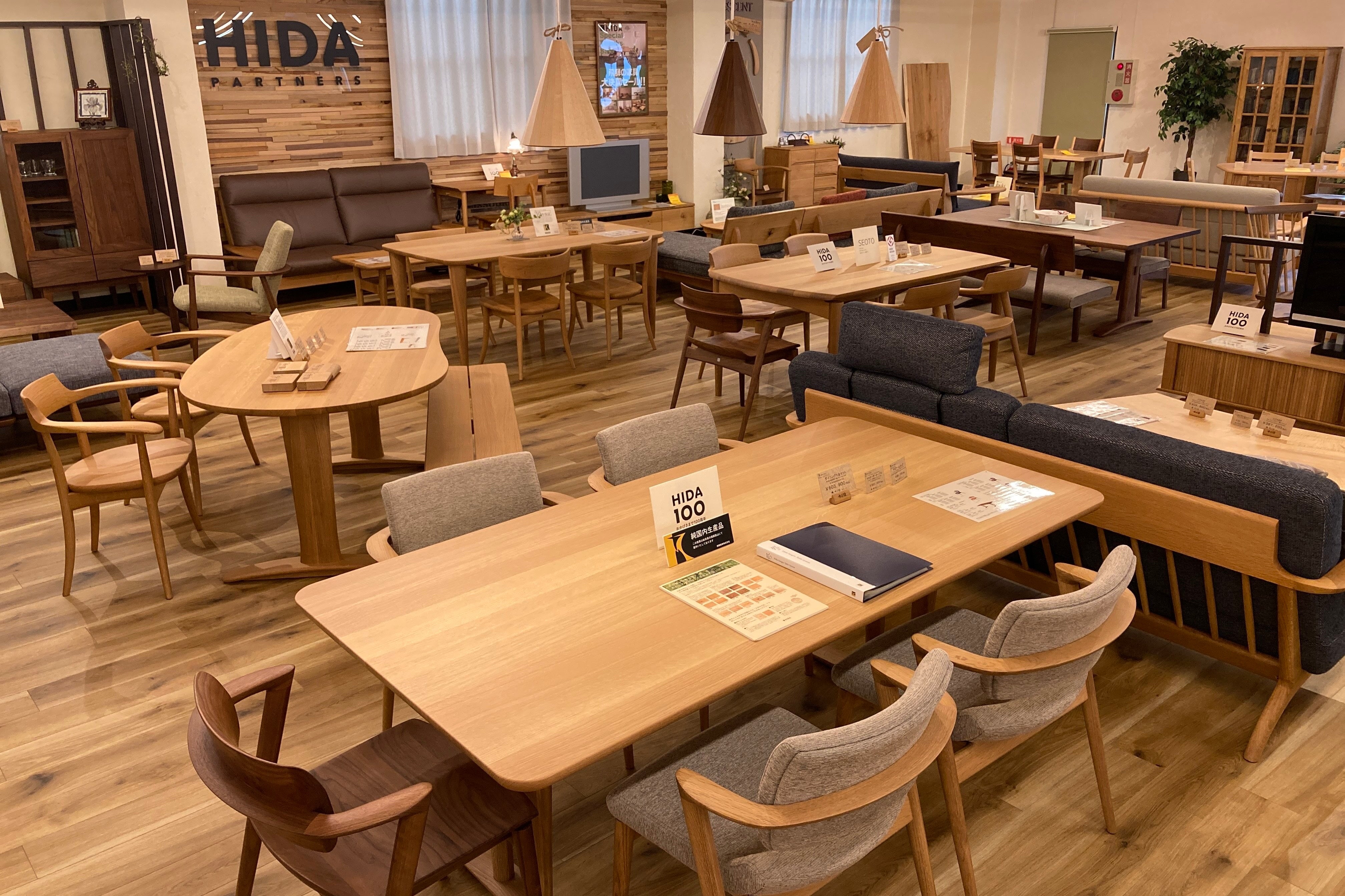 店内は飛騨の家具を中心に国産家具を多数展示