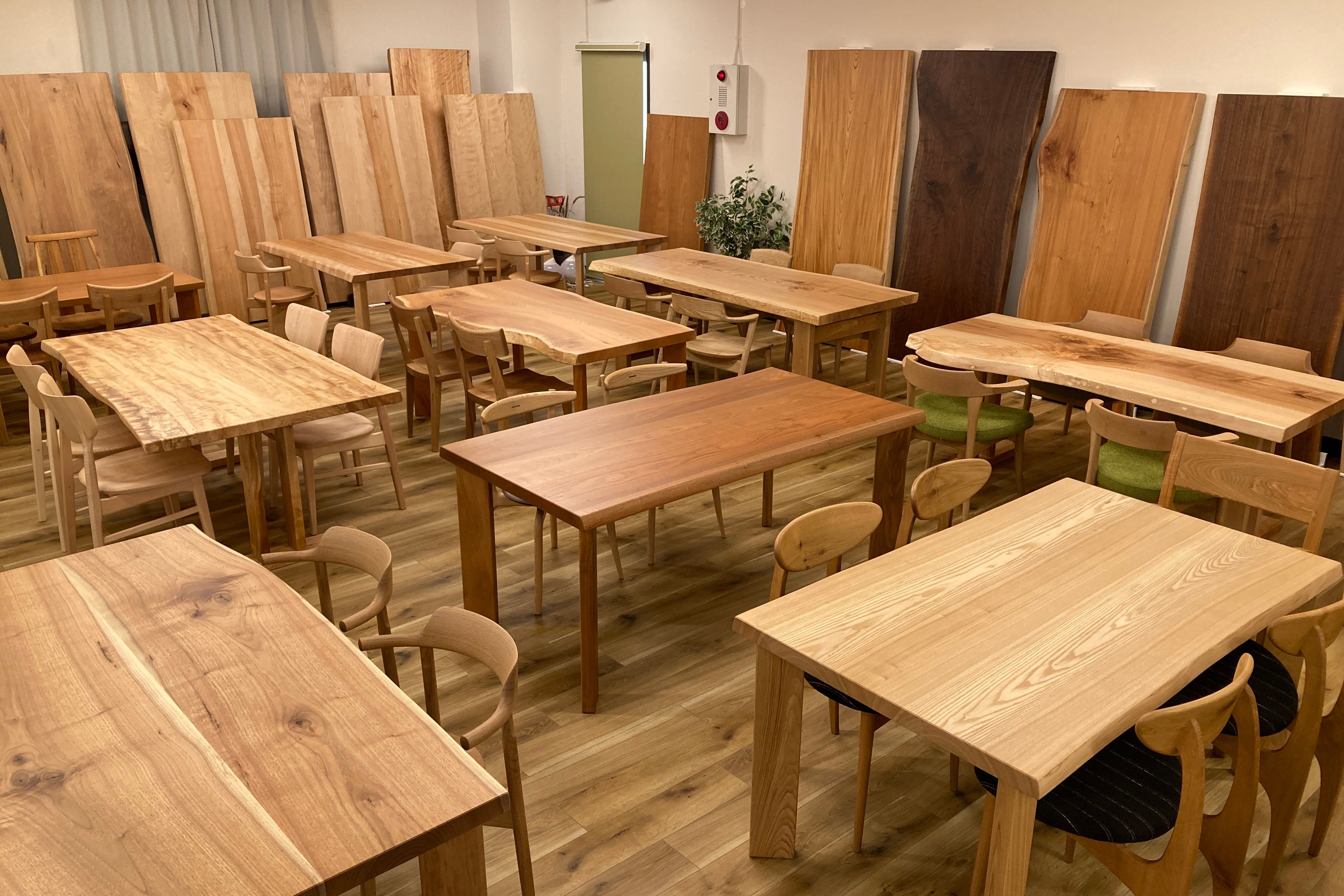 飛騨の森の中の自社工房で作る、一枚板･耳付き接ぎテーブル