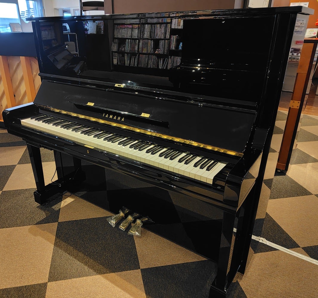 高さ131cmの定番モデルに消音機能をプラス！
ヘッドフォンでの演奏が可能です！