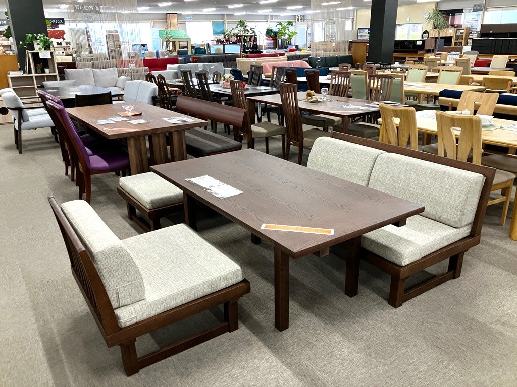豊富な品揃え！セット販売品やテーブル・椅子の別売品など、じっくりお選びください。