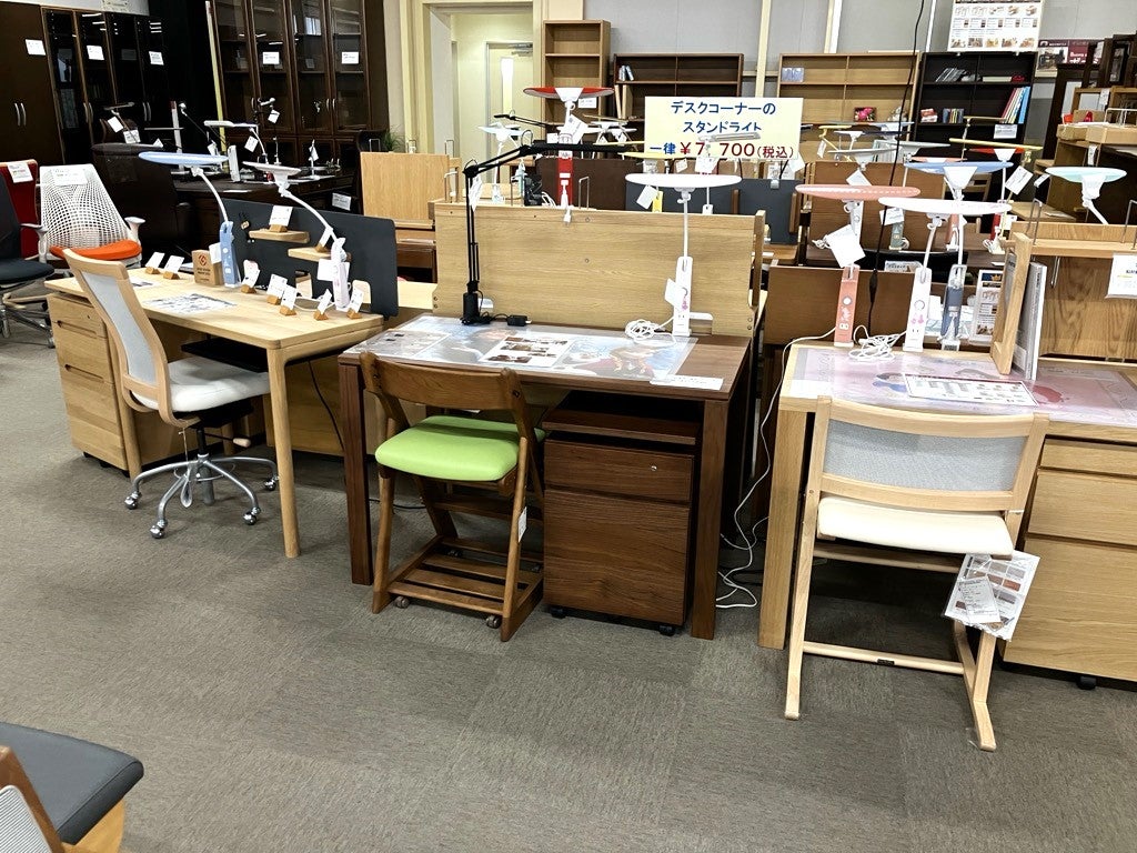 学習デスク・チェアは年間を通して展示があります。