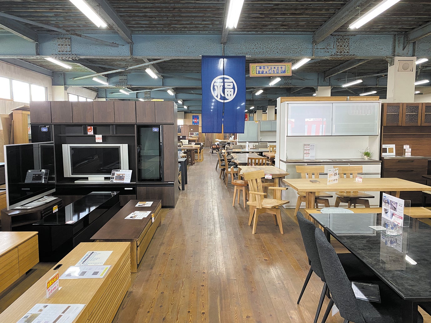 店内には家具が数百点！