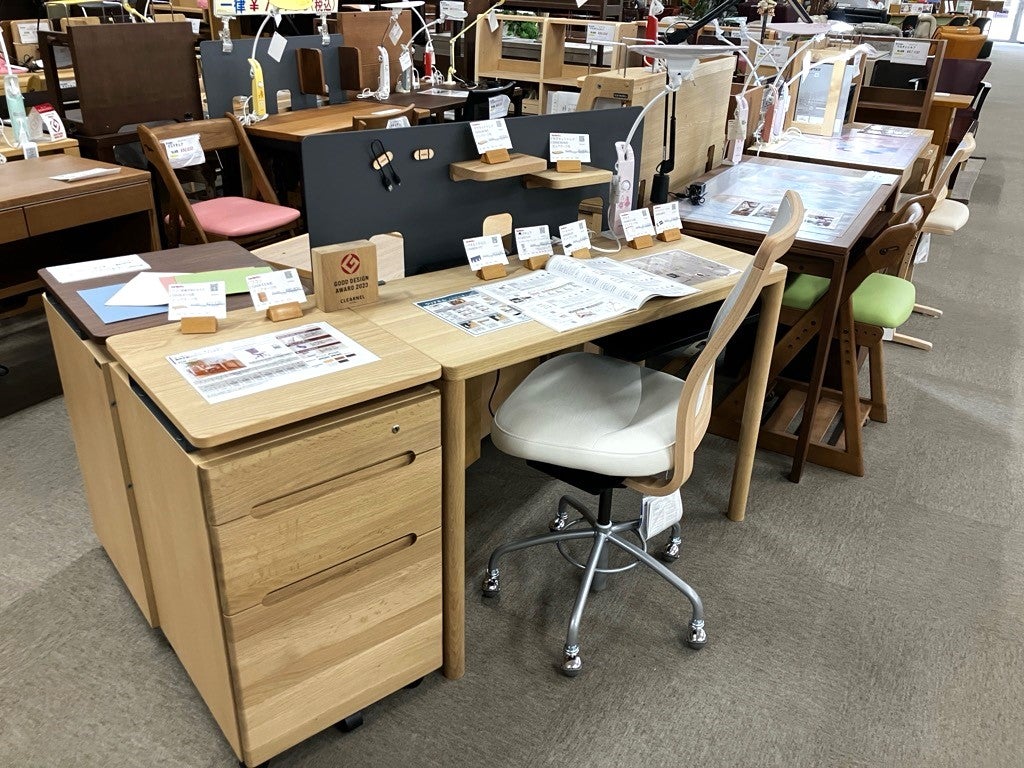 学習デスク・チェアは年間を通して展示があります。