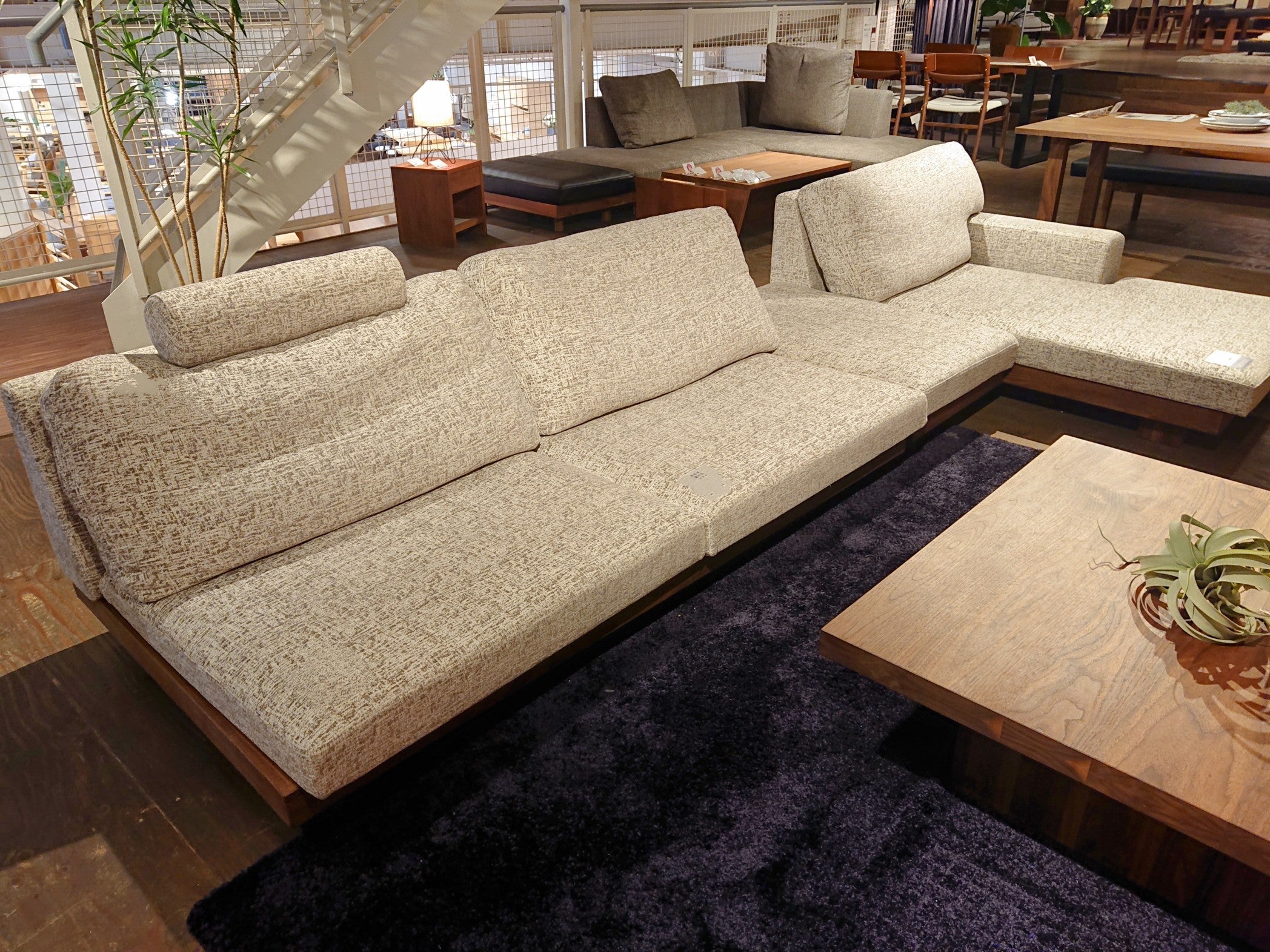 『Low & Comfortable』をコンセプトとした、低い座面にゆったりとくつろげる「デニッシュソファ」