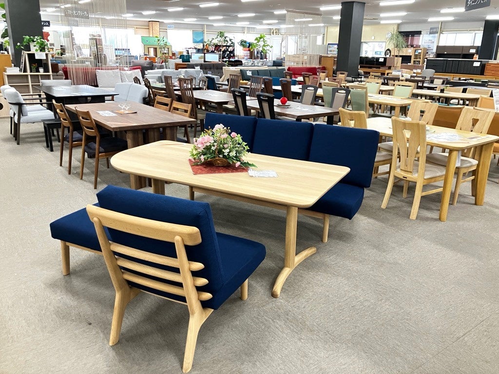 豊富な品揃え！セット販売品やテーブル・椅子の別売品など、じっくりお選びください。