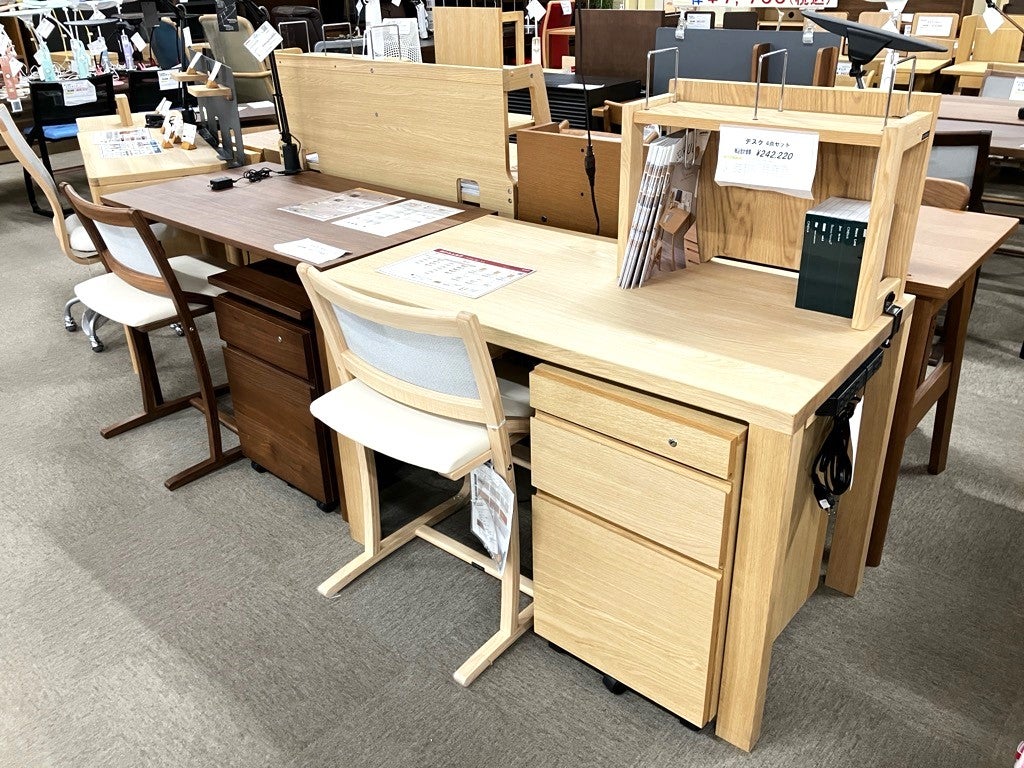 学習デスク・チェアは年間を通して展示があります。