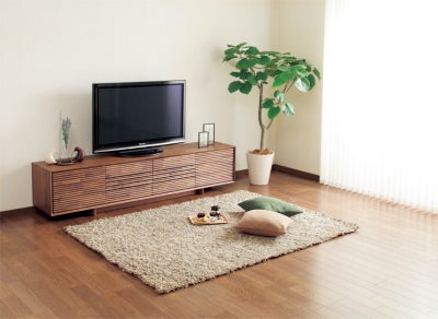 木質感溢れるディティール重厚感。大型テレビが見やすい高さ設計。
