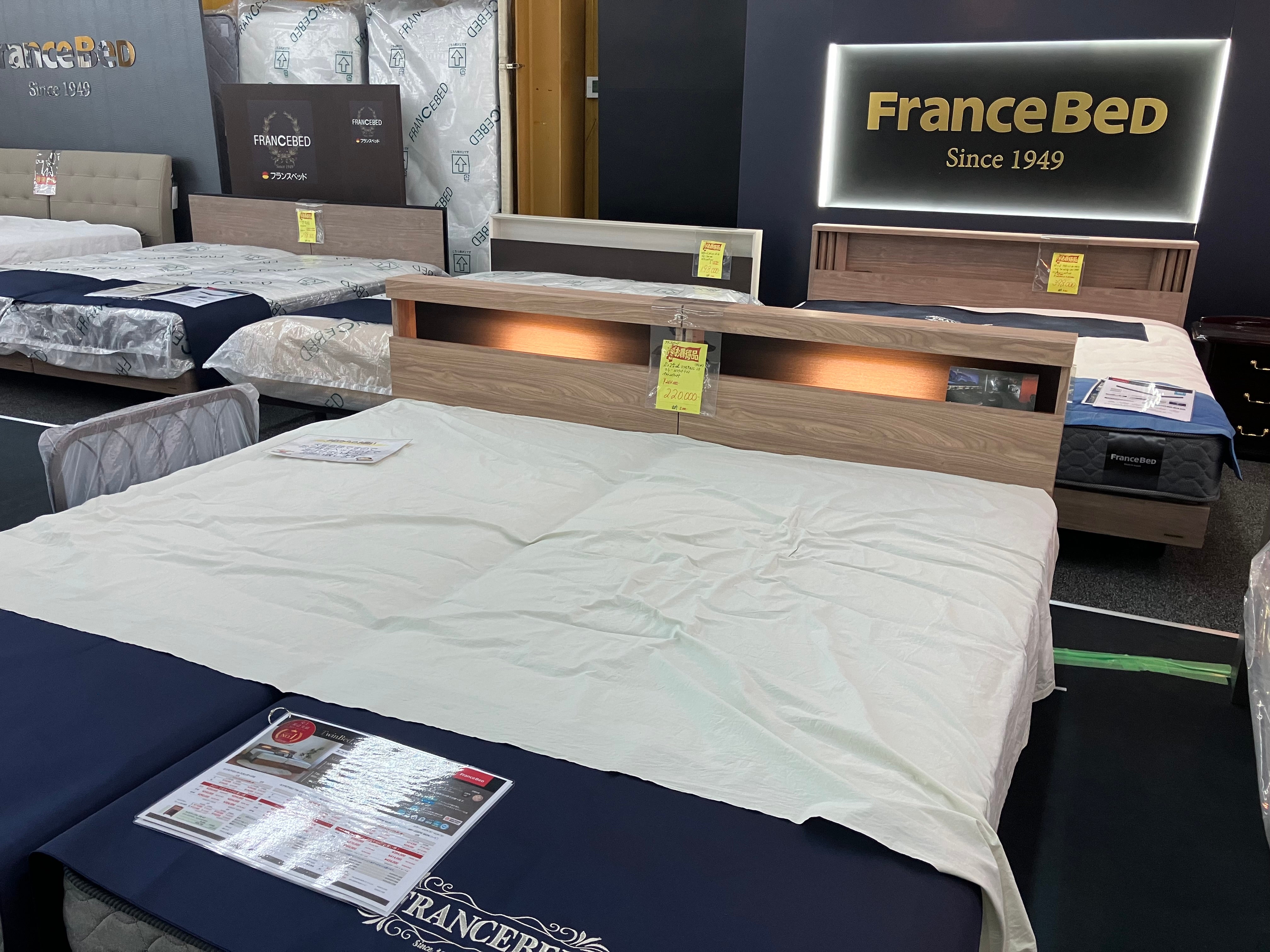 フランスベッド、シモンズ、サータと
シングル2台マット付きセットが200,000円税込
価格でご準備できています。
日本製マットレスでこの価格で販売できるのは、なかなかありません。
メーカーとの企業努力で頑張っております！
