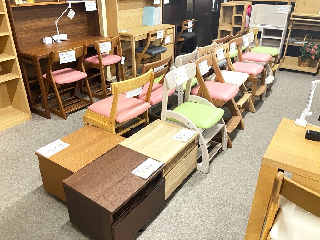 学習デスク・チェアは年間を通して展示があります。