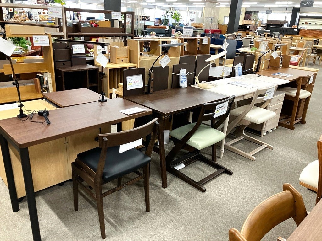 学習デスク・チェアは年間を通して展示があります。