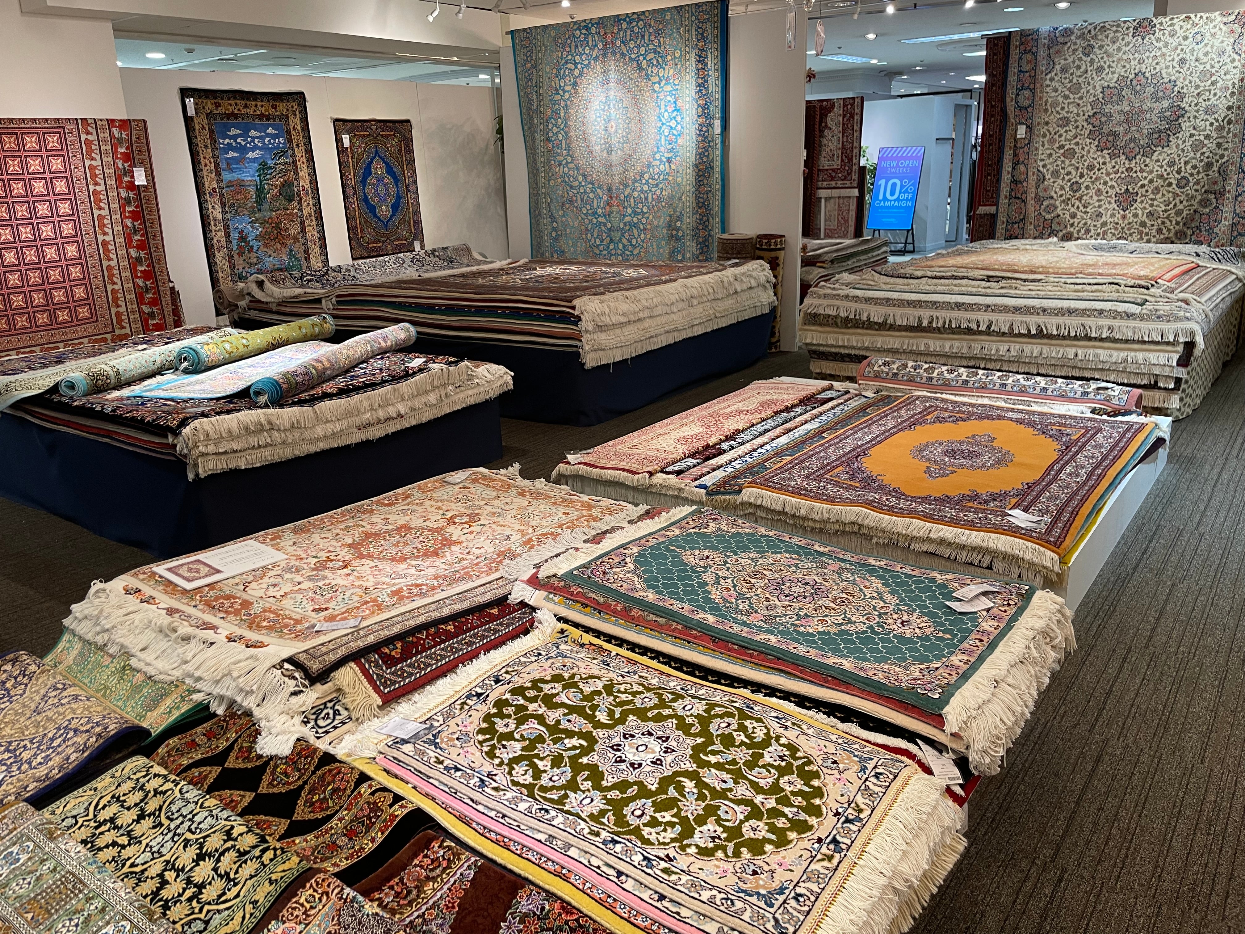 お部屋に彩りをプラス！
ギャべやペルシャ絨毯をはじめ、さまざまな種類を展示販売しています！