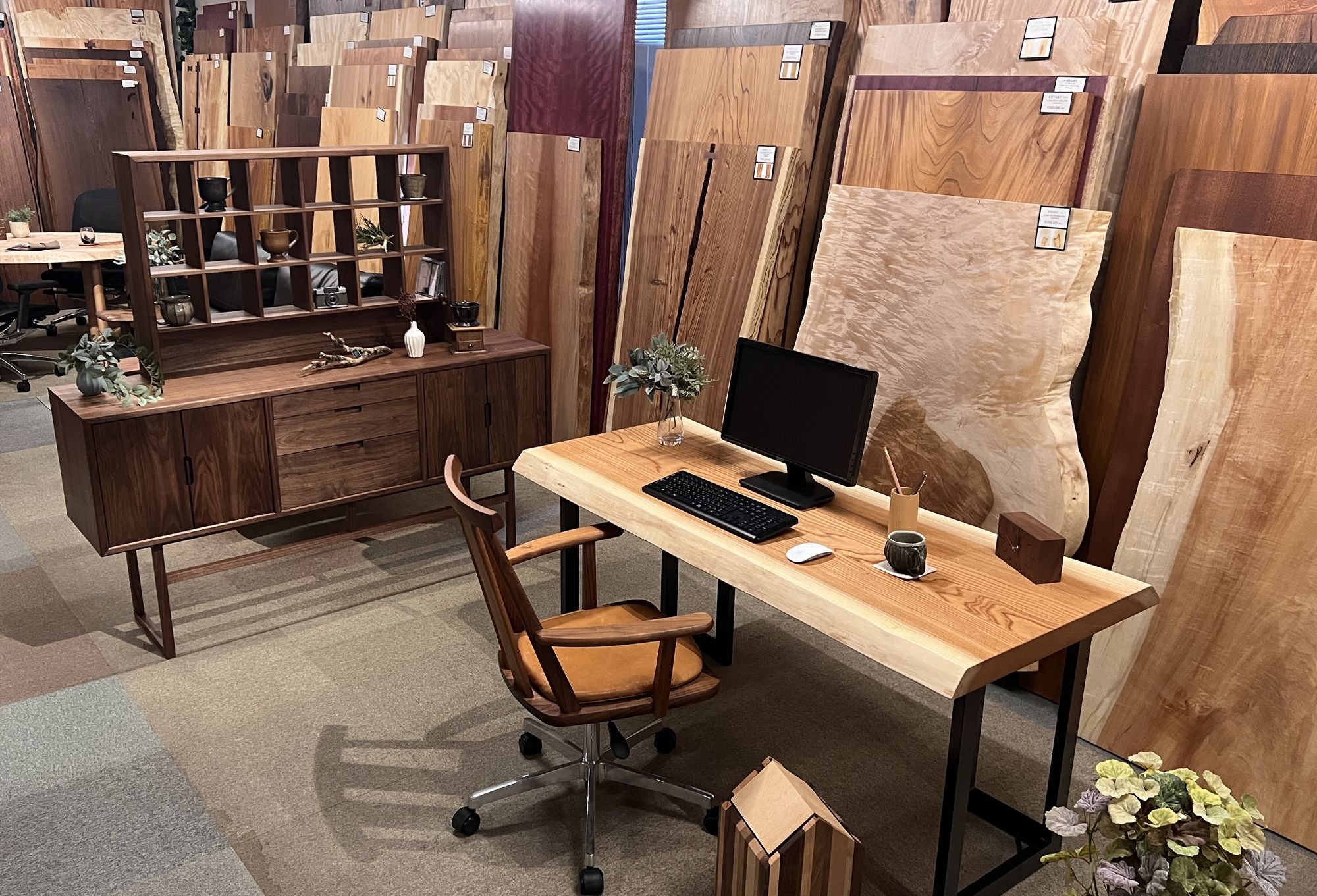 特別プライスの無垢の木の家具をご用意！