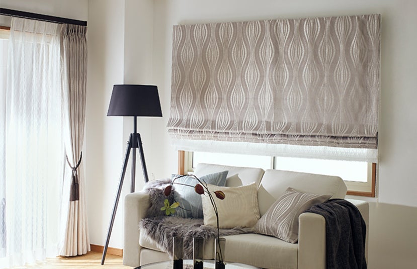 ソファーまわりやベッドサイドの窓にはスタイリッシュなシェードがおすすめ