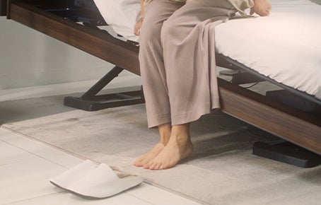 病院用電動ベッドの技術から生まれた「ラクリアモーション」で、ずれにくく安定した座り姿勢に。読書やテレワークも快適に