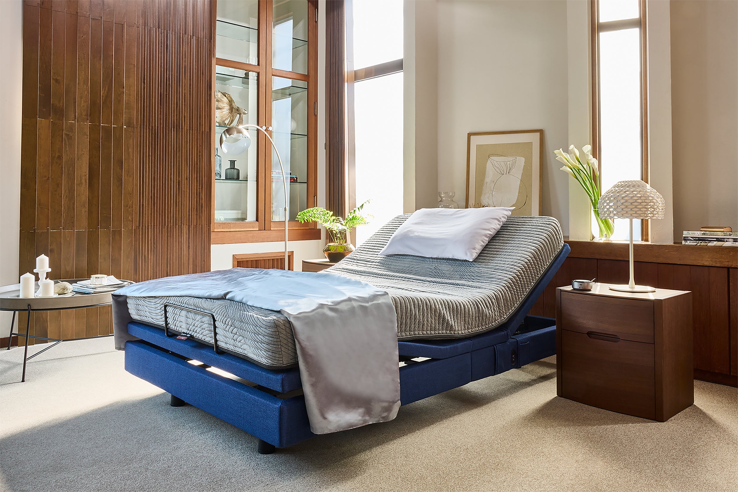 次世代型マルチ機能付き電動リクライニングベッド《シムレスト》をご体感ください。