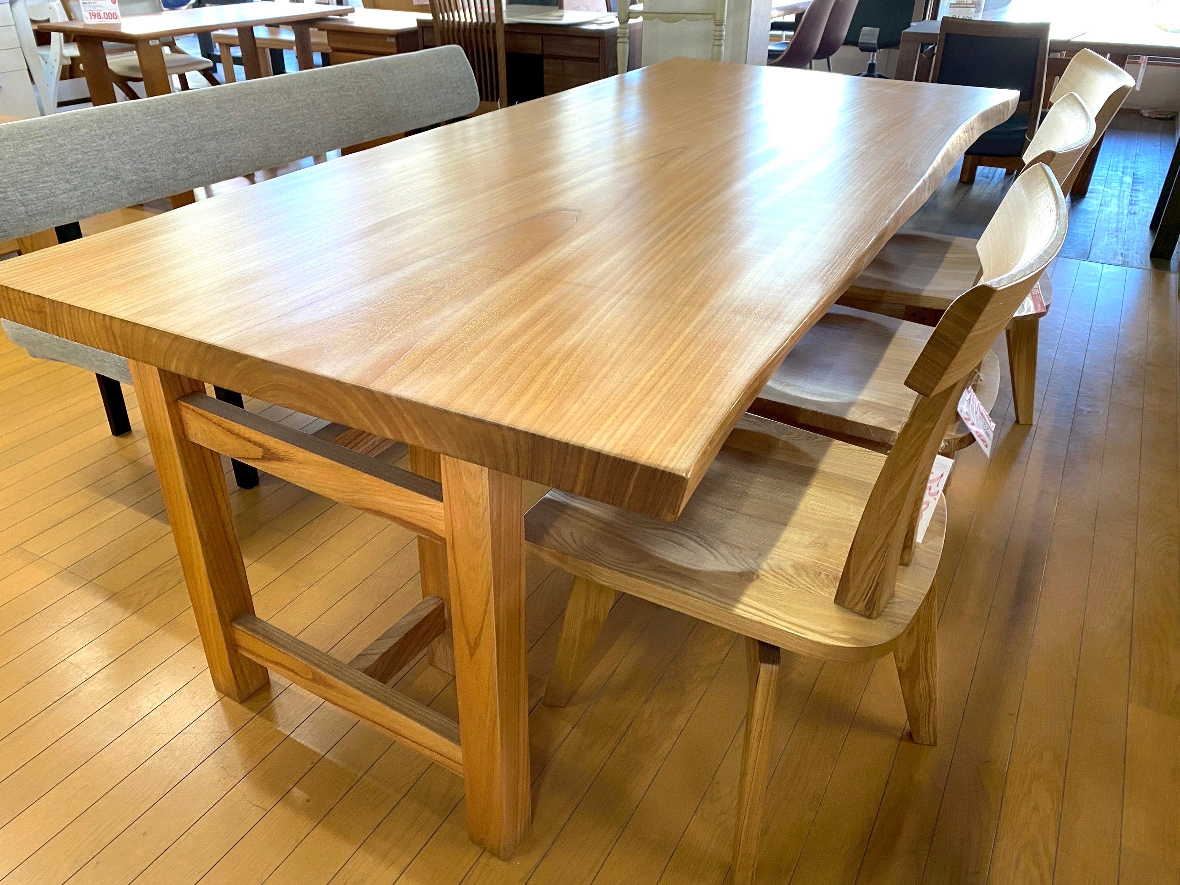 一生モノの一枚板テーブル