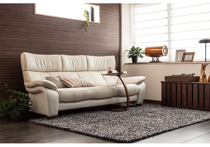  日本人の骨格にあわせて設計した、究極のハイバックソファー