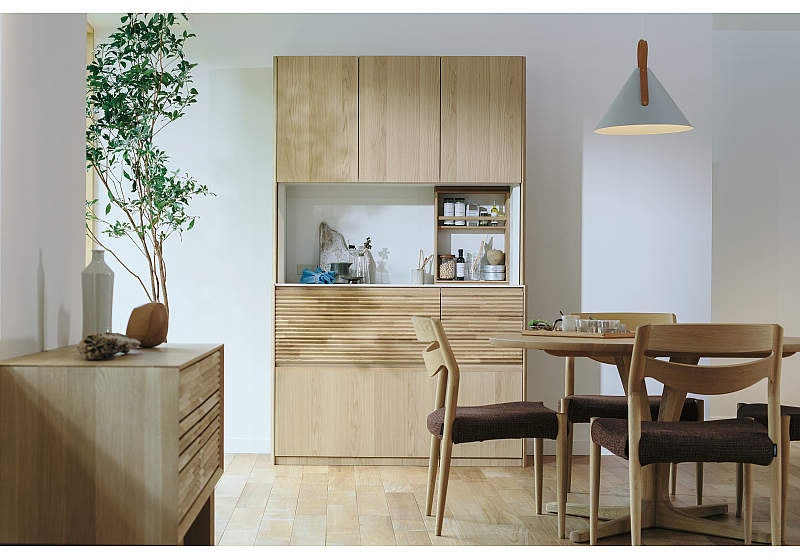 上質な木質感のユニットボードが食空間を素敵に演出