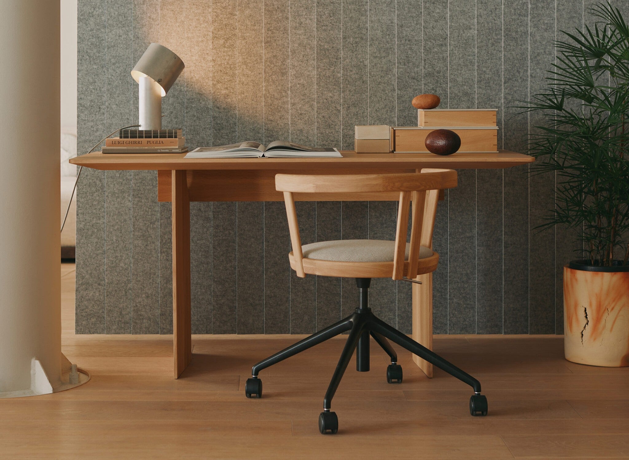 KARIMOKU CASE
建築家の視点で進化する木の家具

