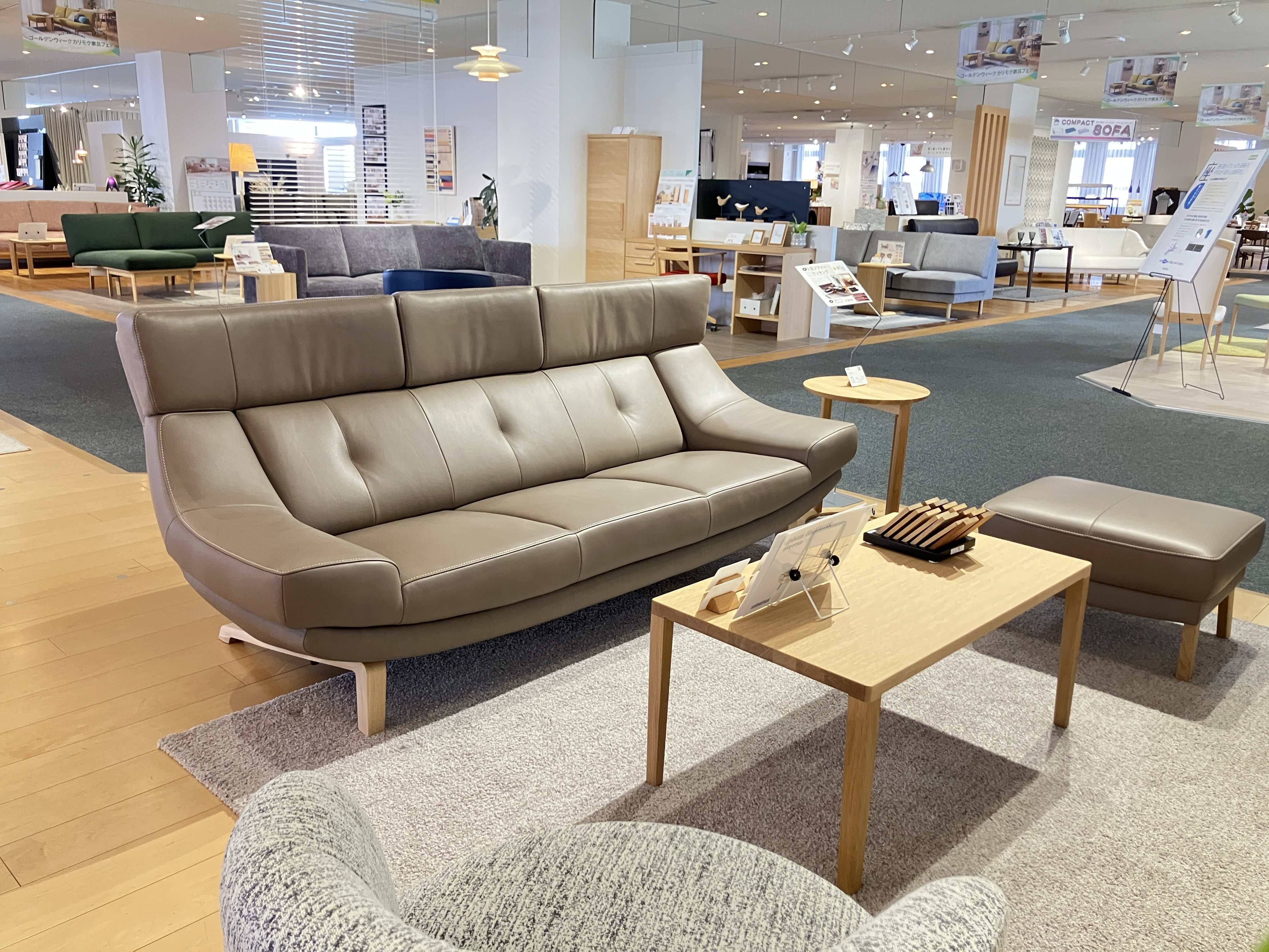 カリモク家具　 L字型コーナーソファ 「引き取り愛知県」 カリモク家具 本社ショールーム 『リフレッシュクリアランス』｜愛知県
