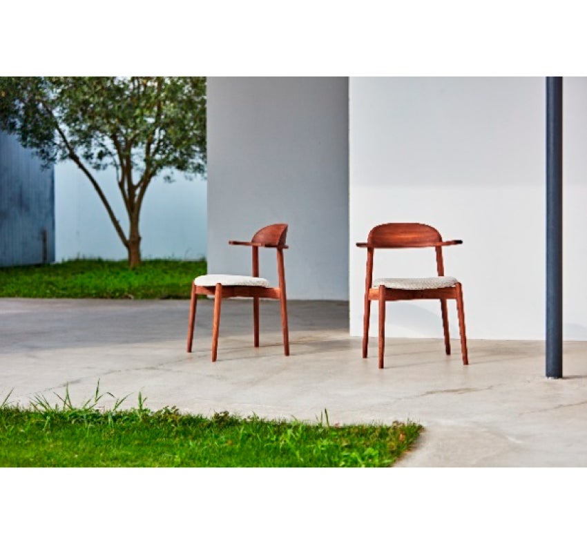 大きく弧を描く背もたれが印象的な
「UC2-B DINING CHAIR」