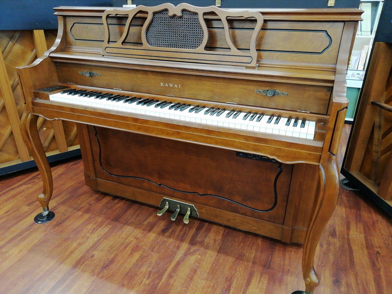 人気の家具調インテリアピアノ(消音機能付き）
KAWAI Ki-65F ATⅡ㊥
￥638,000(税込)
