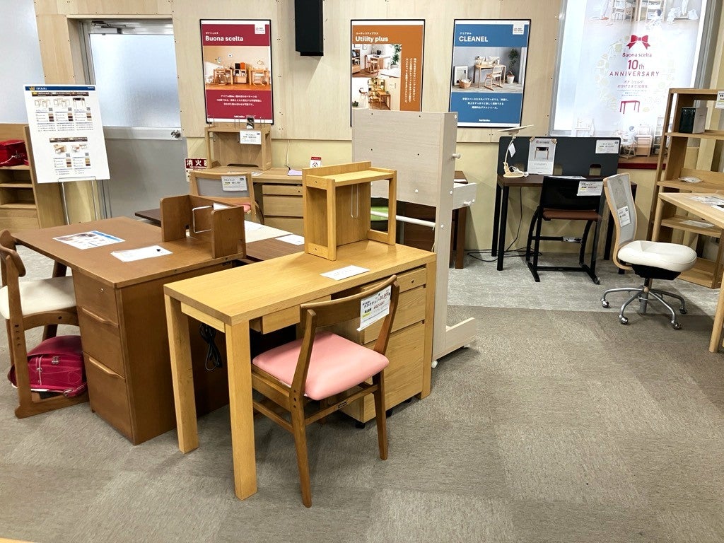 カリモクの学習デスクは、大人になってもずっと使えます。
