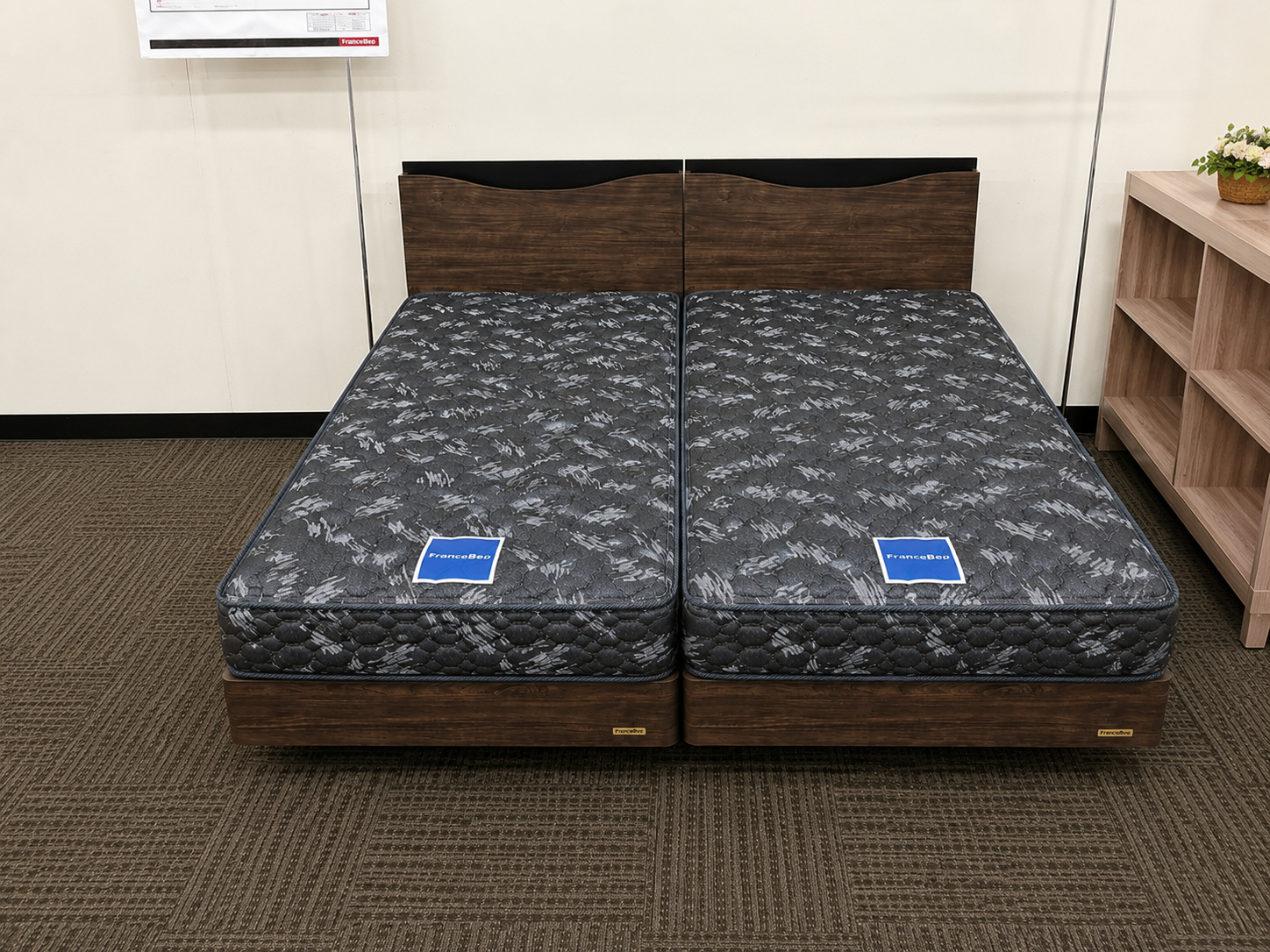 フランスベッド、シモンズ、サータ等の
シングル2台マット付きセットが158,000円(税込み)〜
の価格でご準備できています。
有名メーカーのベッドが、この価格で販売できるのは、なかなかありません。
メーカーとの企業努力で頑張っております！
