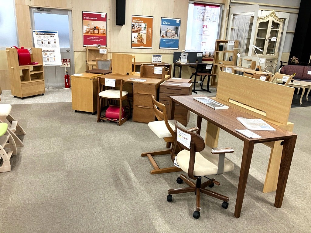 カリモクのデスクは、学習デスクとしても、大人用デスクとしてもお使いいただけます。
