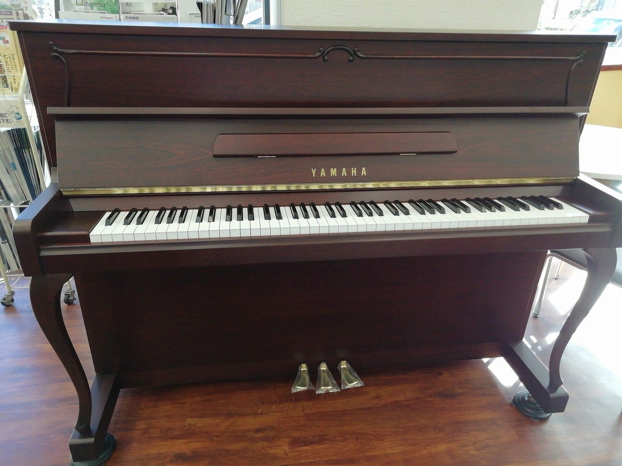 ヤマハの小型木目調ピアノ
YAMAHA W116SC㊥
￥470,800(税込)