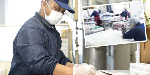 工場で作業する職人たち